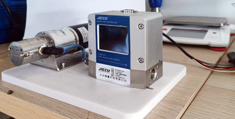 Flow meter combination pump metering