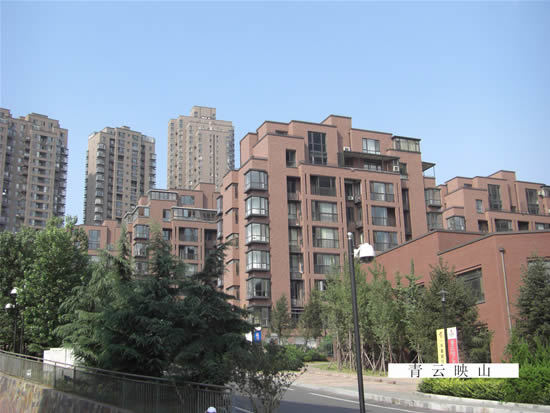 青云映山