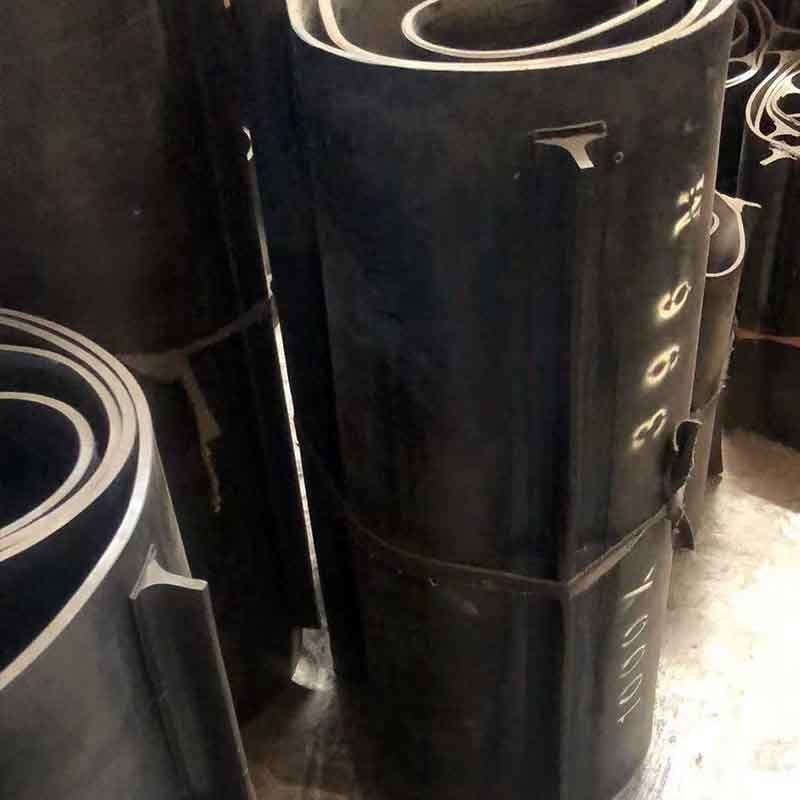 Se presenta el rango de temperatura de trabajo de diferentes bandas transportadoras industriales.