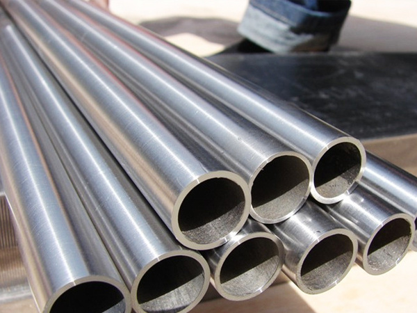 How are stainless steel pipes classified?