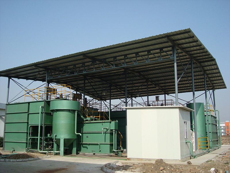 Oily wastewater treatment device