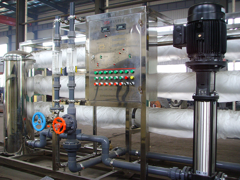 Reverse osmosis desalination unit
