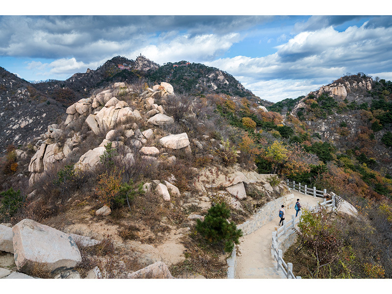 高峰《近看奇石，遠(yuǎn)眺主峰》