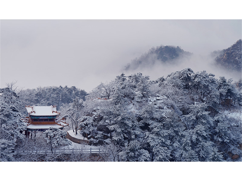 梁大軍《 霧雪山寺》
