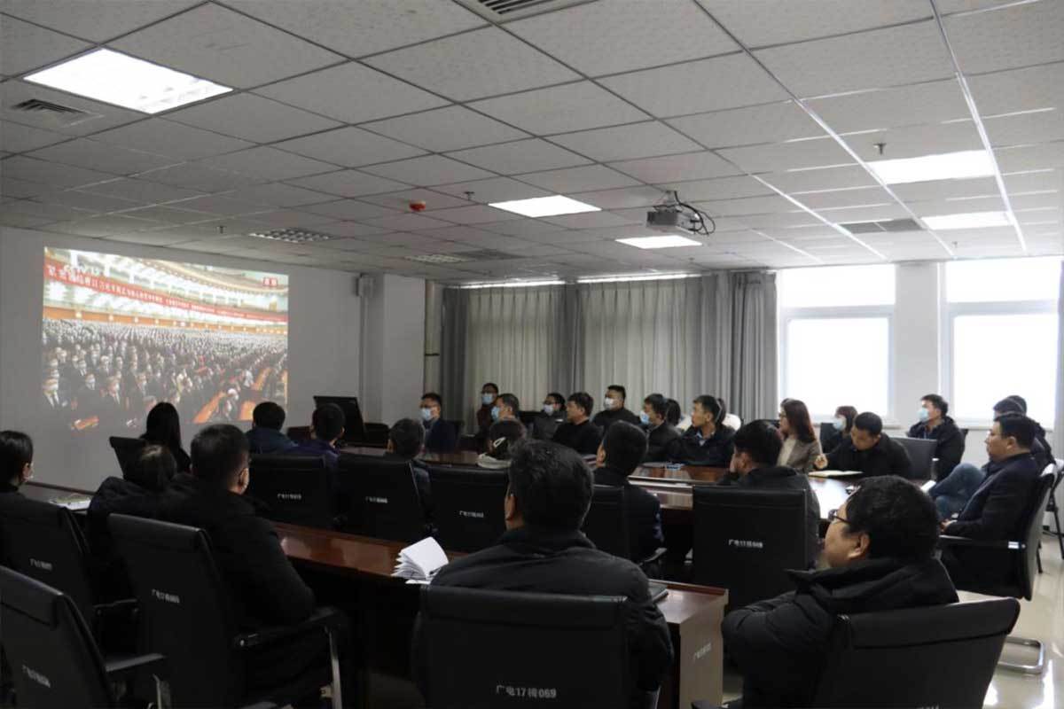 荥阳城投集团组织全体员工收听收看全国脱贫攻坚总结表彰大会