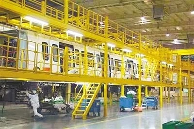 “鄭州造”首列地鐵列車在鄭州中車公司下線