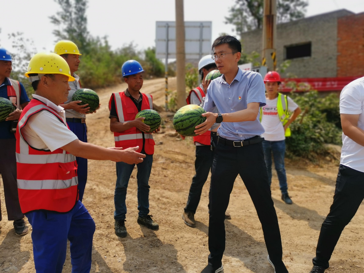 “心系一线，夏送清凉” ——荥阳城投集团党支部慰问一线工人
