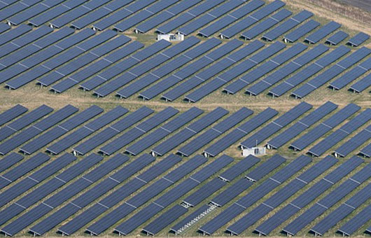 ¿Cuál es el principio de la conversión de energía en un contenedor de almacenamiento de energía?