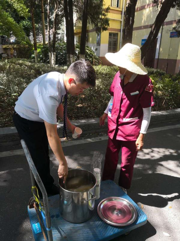 防暑降溫綠豆湯，關(guān)愛(ài)員工送清