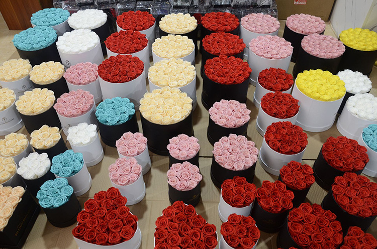 Manufacturer's real shot of the eternal rose round box shipping picture