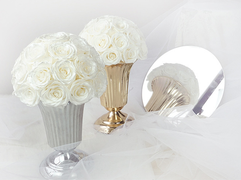 Preserved roses used in luxury wedding table decor – no wilting even after days