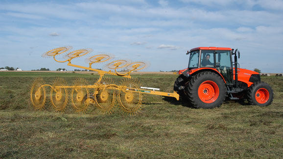 VR820 车挂轮式搂草机