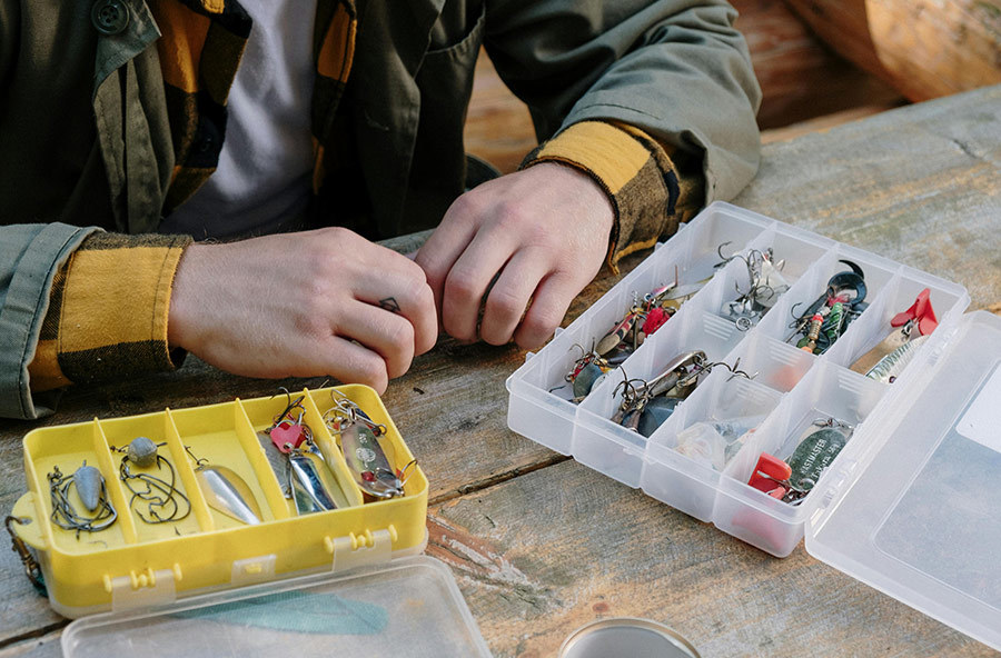 Steps for tying fake lures