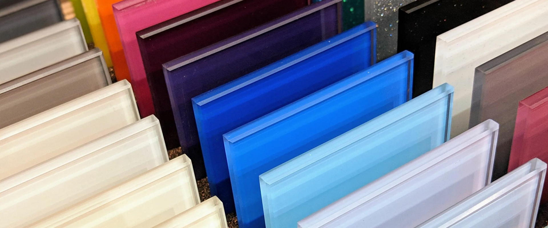 Láminas de plástico hechas de varios materiales como acrílico, PVC, PP, PE, PS, etc.