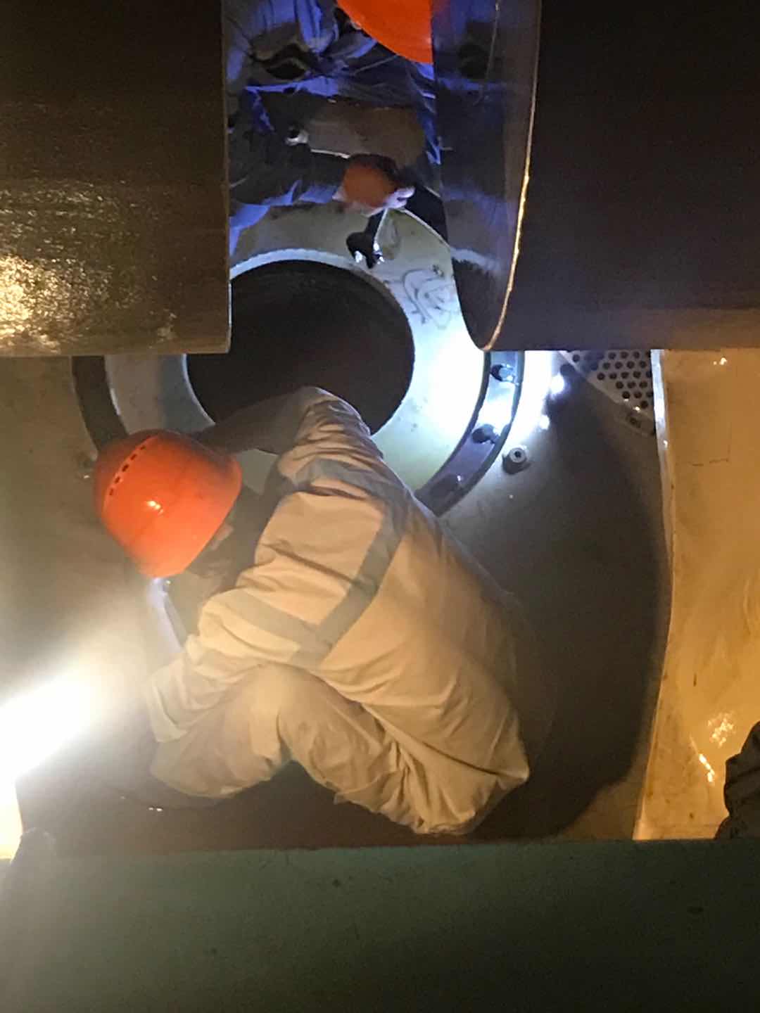 主机滑油回油孔更换橡胶垫片 Renewed Rubber Sealing Diaphragms