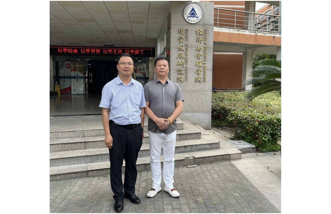 国家标准化委员会编委、中国计量大学发展规 划处处长李战国教授与公司总经理洽谈合作留影。 国家标准化委员会编委、中国计量大学发展规 划处处长李战国教授与公司总经理洽谈合作留影。