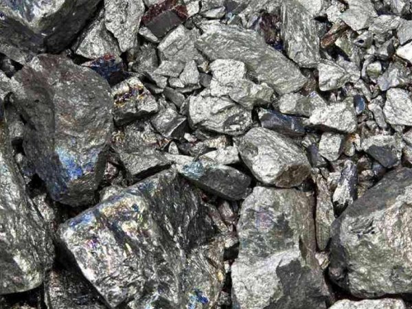 Does iron ore contain gold?
