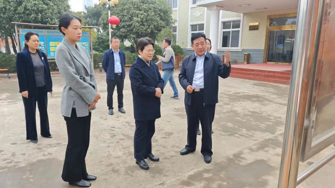 Liu Ruihong, Vice Chairman of the Xuchang Municipal Committee of the Chinese People's Political Consultative Conference, led a team to investigate Yuanhua Company to help the company's development.