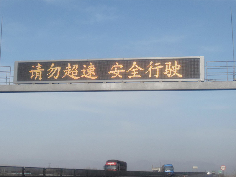 What are the advantages of LED traffic screens