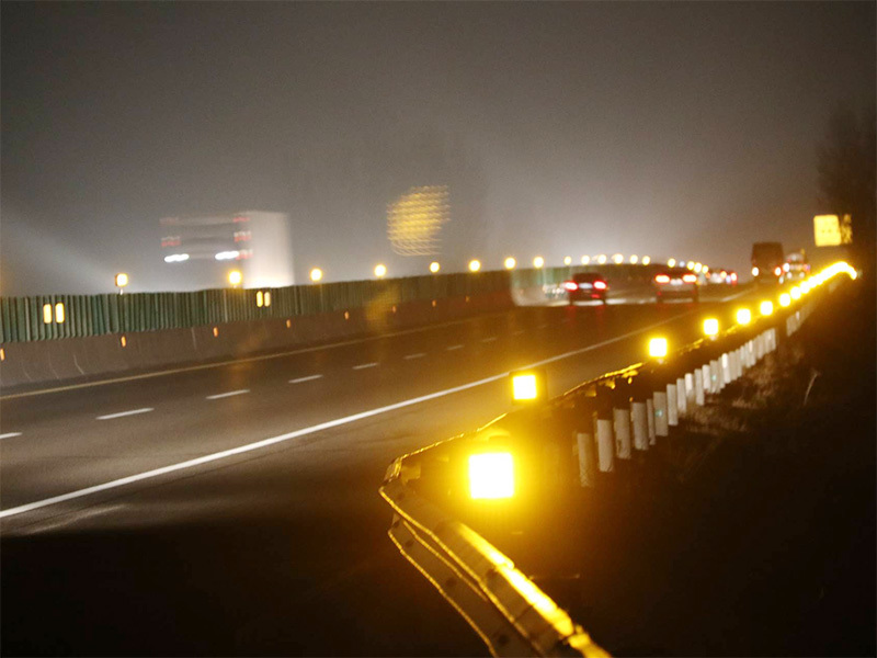 Double sided synchronization and single-sided difference of traffic fog lights