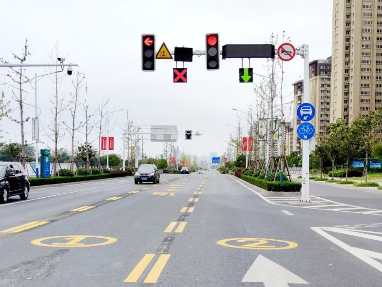 What is the difference between indicator lights and signal lights