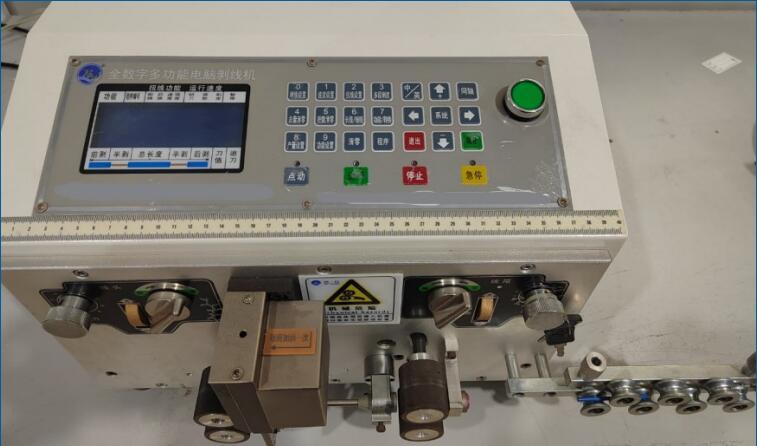 Small automatic wire cutting equipment