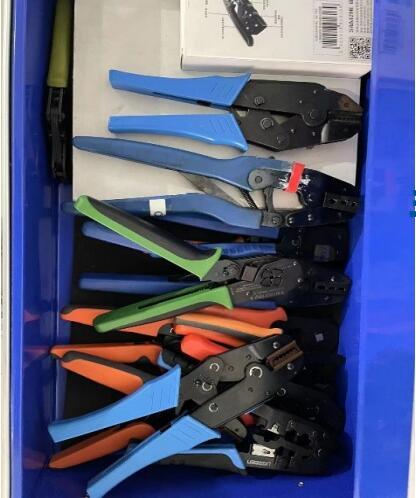 Manual crimping tool