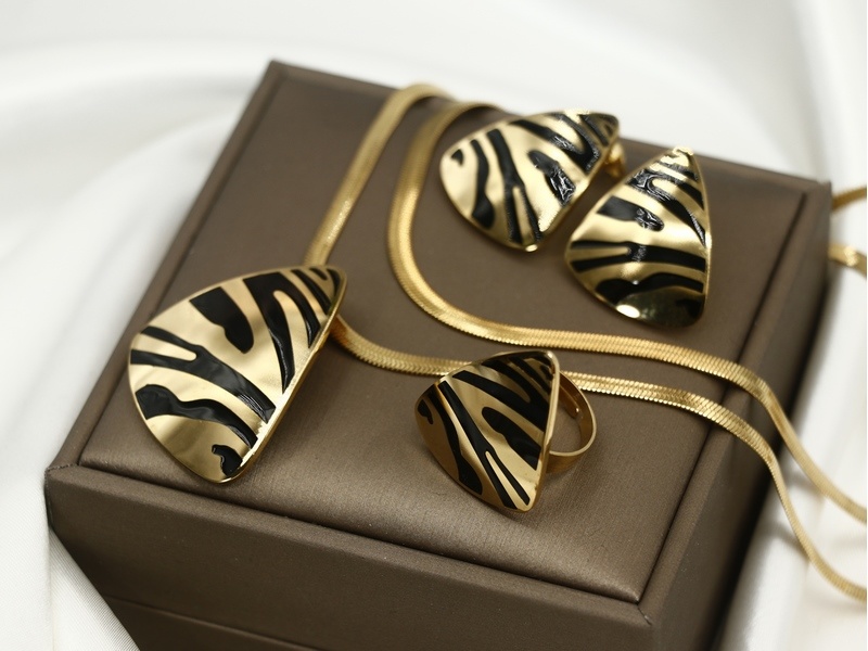 Exploring the Elegance of Geometry Double Layered Snake Chains in Jewelry Design