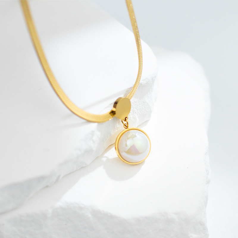 Round pearl necklaces