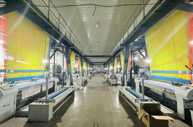 Customers form a group to inspect the factory!