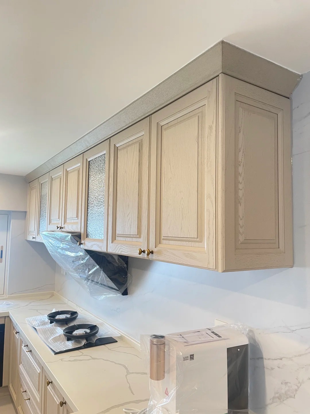 warn white kitchen cabinets with quartz top(1746687402779).jpg