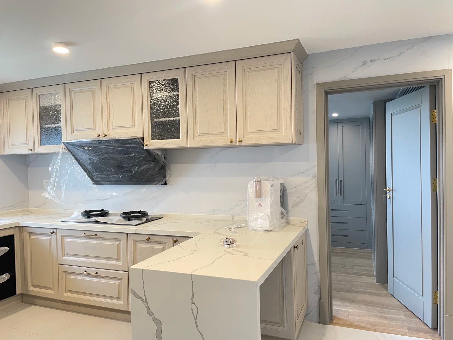 red oak white open painting kitchen cabinet(1746687402765).jpg