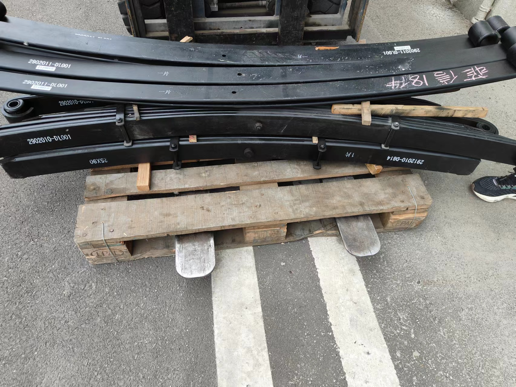 2902010-DL001 Front Steel Plate Spring Assembly (9 pieces)