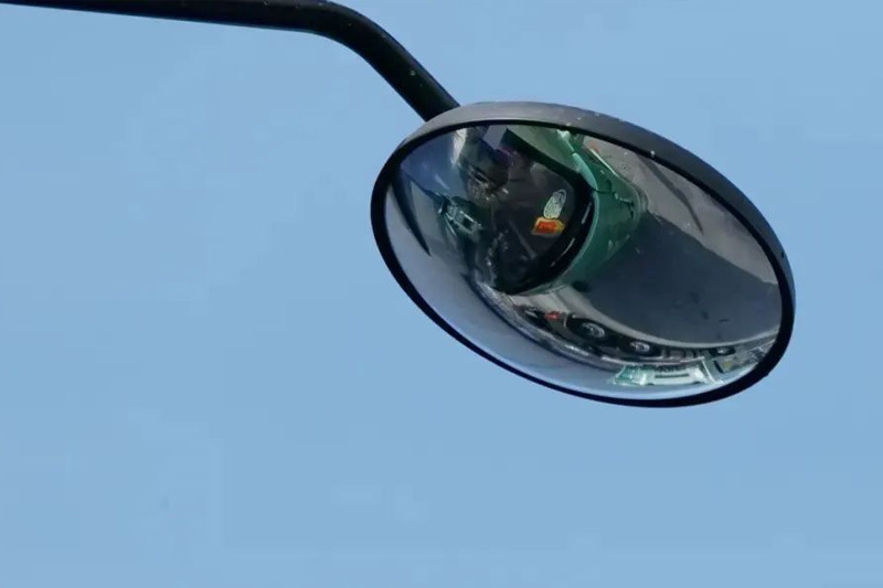 The role of the truck's auxiliary mirror