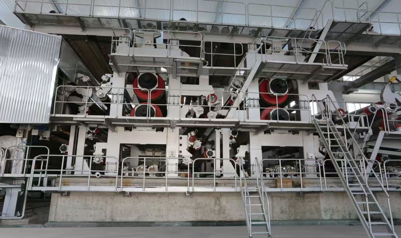 造紙機工作場景