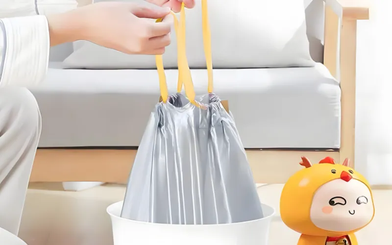 Which material of garbage bag is more suitable for household kitchen waste?