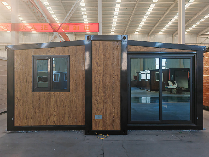 Double-wing expansion house