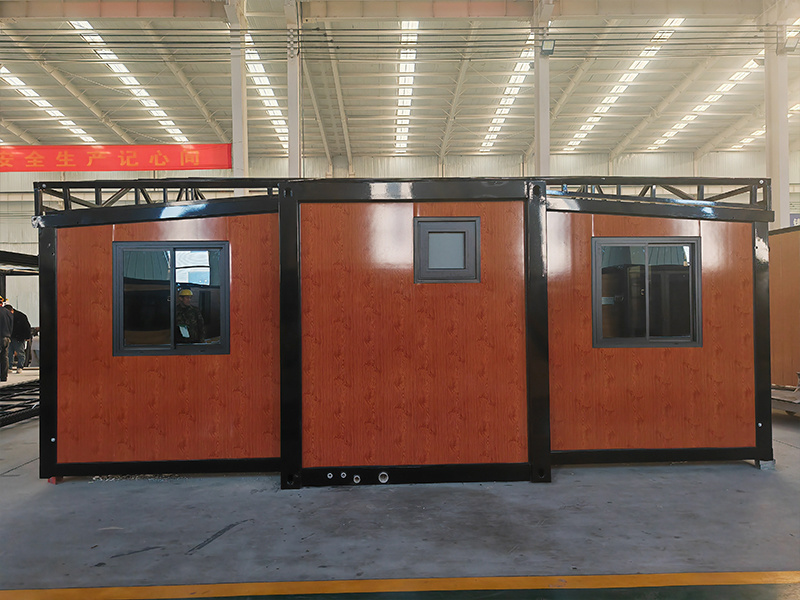 Double-wing expansion house