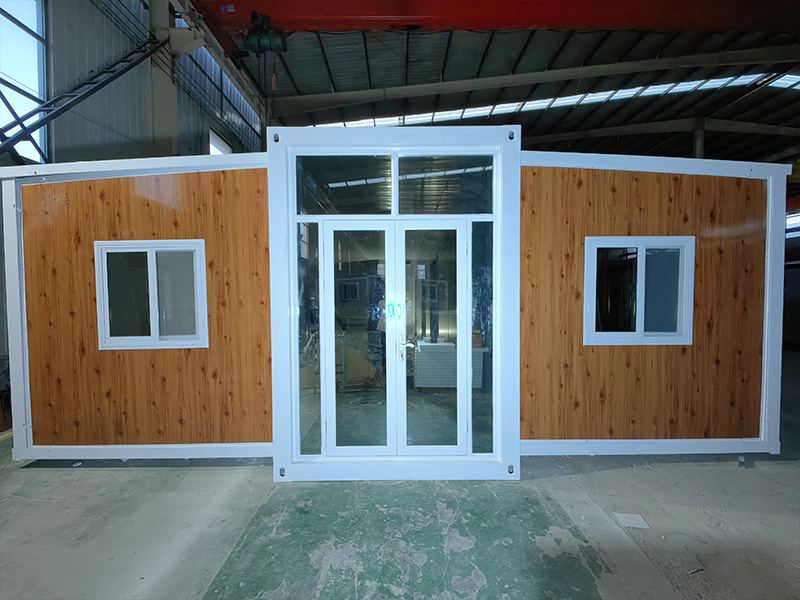 Double-wing expandable room