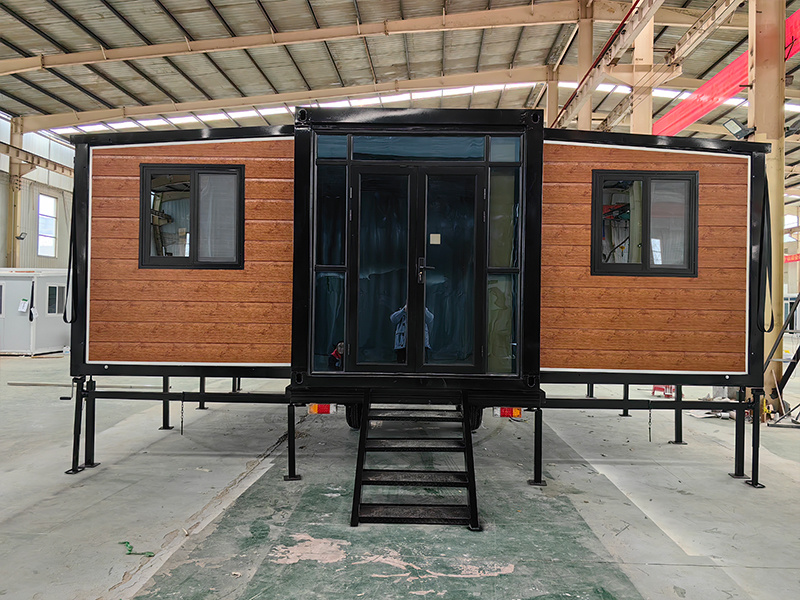 Two-wing expandable room
