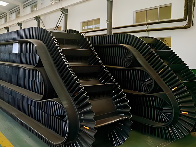High-angle conveyor belt