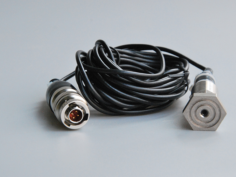Low strain piezoelectric accelerometer and connecting cable 1pc