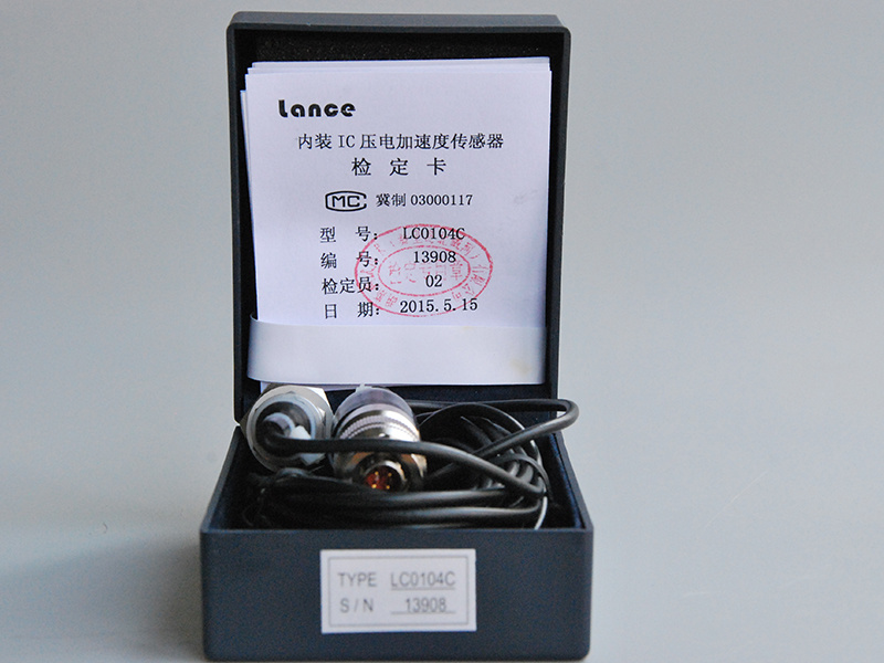 Low strain piezoelectric accelerometer and connecting cable 1pc