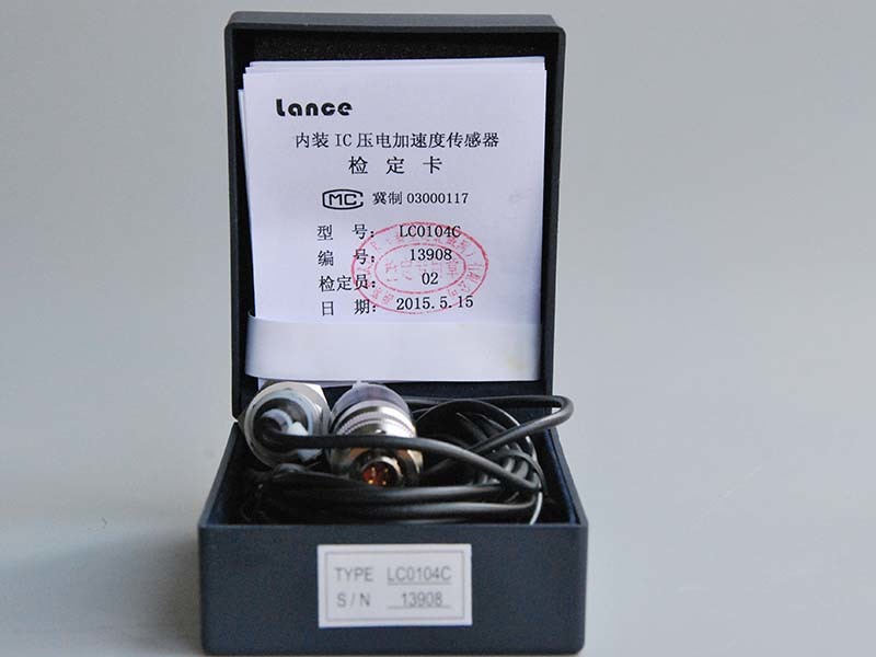 Low strain piezoelectric accelerometer and connecting cables 2pcs