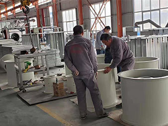 生產(chǎn)部長檢查調(diào)試
