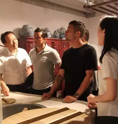 偶买噶？！米其林星厨参观大信！中西厨房谁更起范儿？