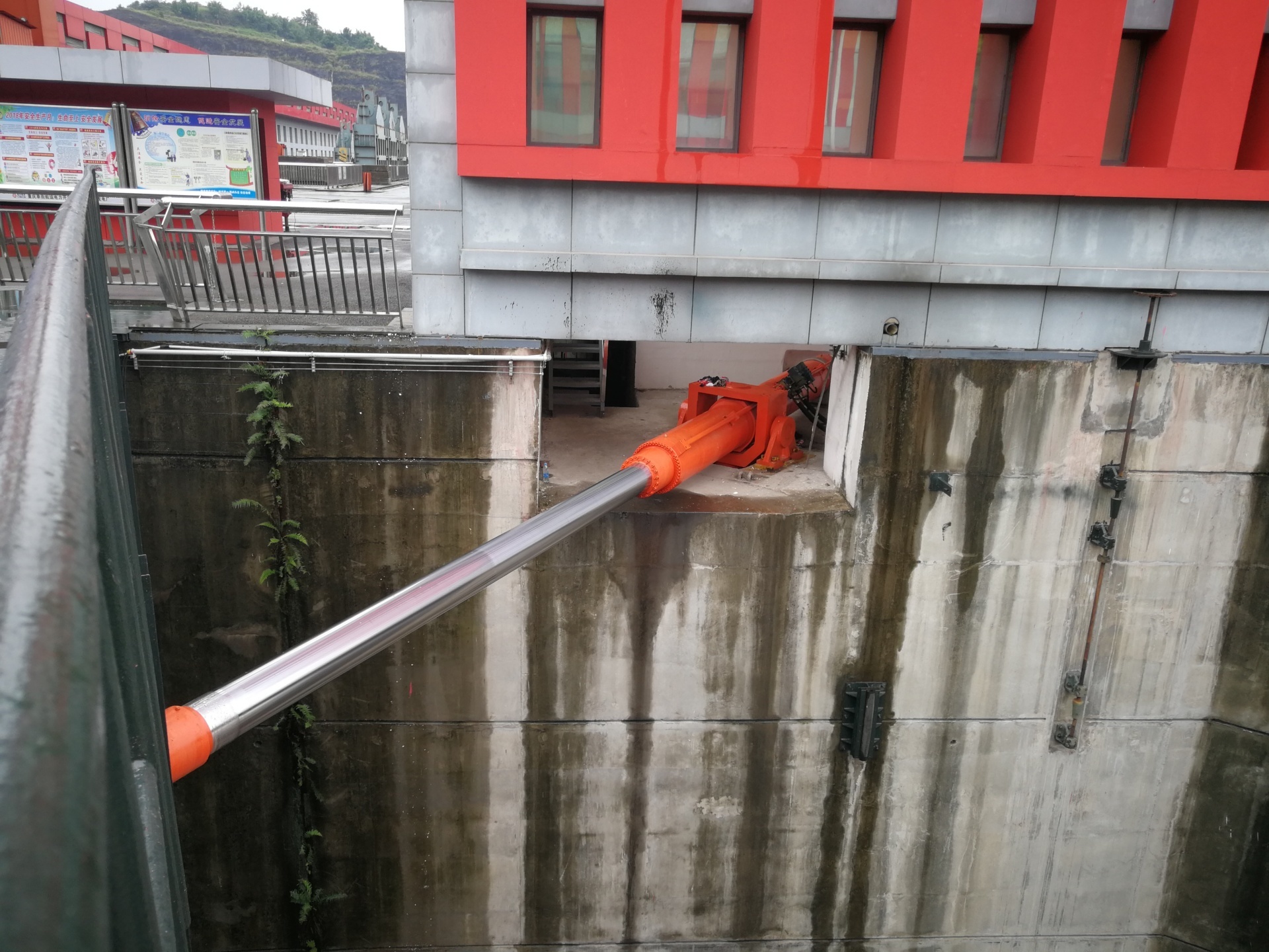 重庆嘉陵江草街航电枢纽船闸