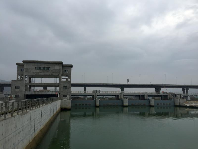 珠海横琴翻板门液压启闭机