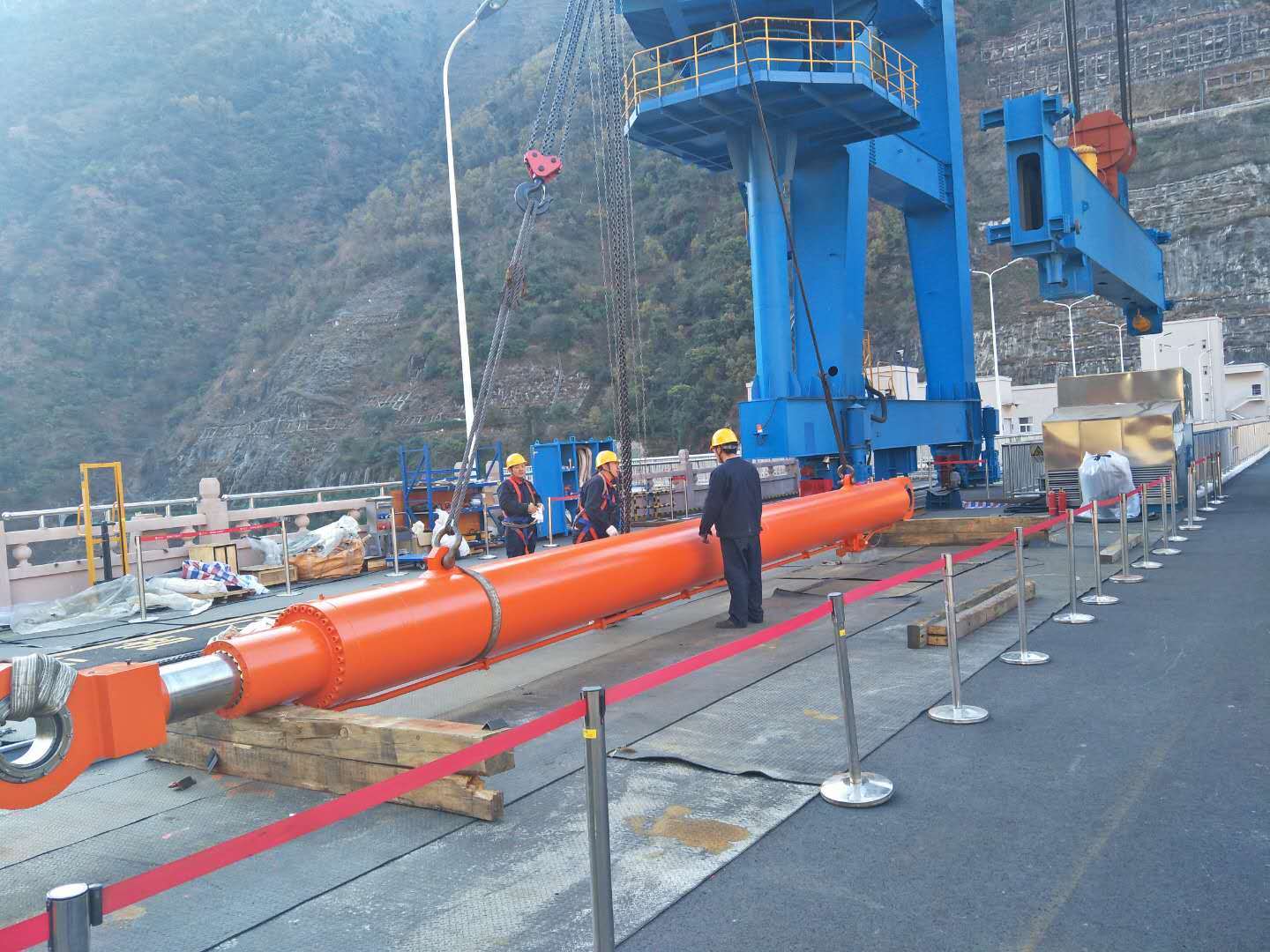 官地水电站溢洪道液压启闭机项目