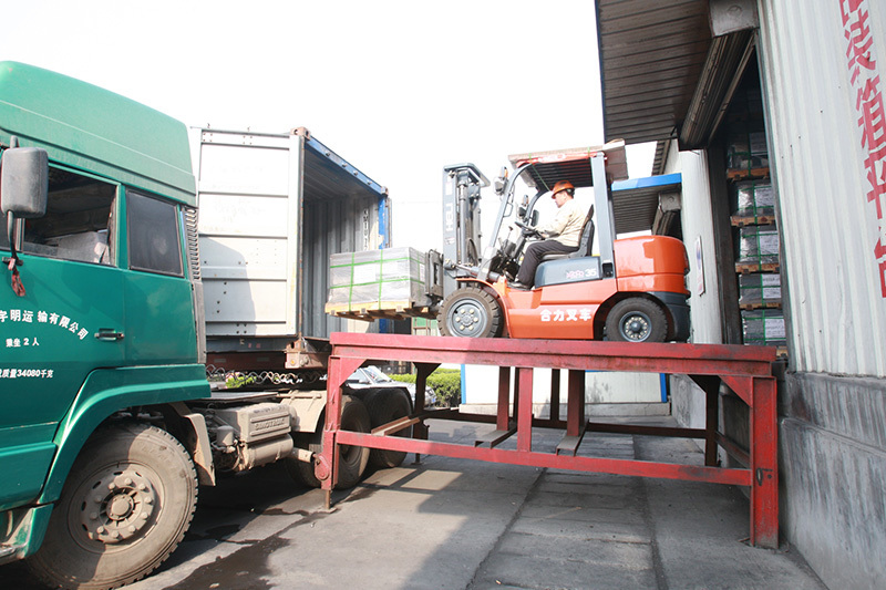 Loading and unloading platform